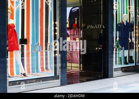 TOKYO, JAPON - 1 juin 2022 : devant un magasin Prada dans la région de Ginza à Tokyo. Banque D'Images