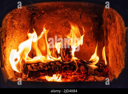 Flamme de bois en bois brûlent à l'intérieur du poêle Banque D'Images