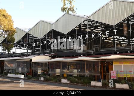Côté Cecil St de l'extérieur du marché sud de Melbourne, avec des enseignes de marché et des points de restauration visibles, en fin d'après-midi Banque D'Images