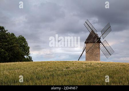 Moulin et champ de blé dans la campagne française Banque D'Images