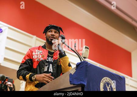 Chicago, États-Unis. 17th juin 2022. Chris SMalls, chef du travail, président de l'Amazon Labour Union, s'exprime lors de la conférence Labor Notes, à Chicago, Illinois. Smals a organisé un entrepôt Amazon sur Staten Island, New York, après avoir été congédié. Crédit : SOPA Images Limited/Alamy Live News Banque D'Images