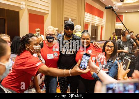 Chicago, États-Unis. 17th juin 2022. Chris Salls, chef de file syndical, centre, président du syndicat Amazon, pose des photos aux membres du syndicat lors de la conférence Labor Notes, à Chicago. Crédit : SOPA Images Limited/Alamy Live News Banque D'Images