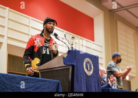 Chicago, États-Unis. 17th juin 2022. Chris SMalls, chef du travail, président de l'Amazon Labour Union, s'exprime lors de la conférence Labor Notes, à Chicago, Illinois. Smals a organisé un entrepôt Amazon sur Staten Island, New York, après avoir été congédié. Crédit : SOPA Images Limited/Alamy Live News Banque D'Images