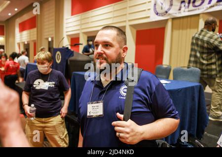 Chicago, États-Unis. 17th juin 2022. Nolan Tabb, chef du travail, John Deere Striker, parle à un partisan après avoir pris la parole lors de la conférence Labor Notes, à Chicago. Crédit : SOPA Images Limited/Alamy Live News Banque D'Images