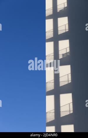 Photo abstraite d'un profil latéral d'un appartement. Ombre provenant d'un bâtiment voisin. Banque D'Images