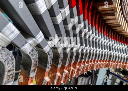 Groupe de détails métalliques colorés du moteur électrique à l'usine Banque D'Images