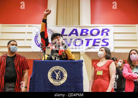 Chicago, États-Unis. 17th juin 2022. Chris SMalls, chef du travail, président de l'Amazon Labour Union, s'exprime lors de la conférence Labor Notes, à Chicago, Illinois. Smals a organisé un entrepôt Amazon sur Staten Island, New York, après avoir été congédié. (Photo de Jeremy Hogan/SOPA Images/Sipa USA) crédit: SIPA USA/Alay Live News Banque D'Images