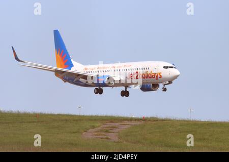 Jet2, Boeing 737, G-JZBR, atterrissage à l'aéroport de Stansted, Essex, Royaume-Uni Banque D'Images