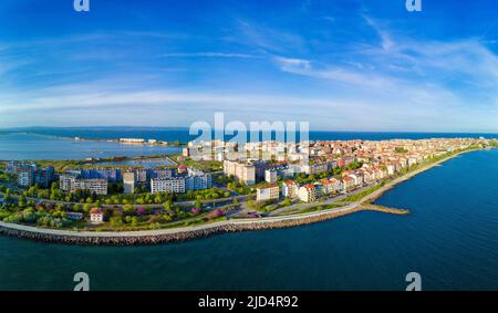 Panorama sur la promenade de la mer avec des personnes marchant près de la mer Noire fraîche et profonde, sur fond de l'ancienne station de la petite ville de Pomorie en Bulgarie uedn Banque D'Images