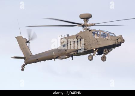 Boeing a construit un hélicoptère d'attaque Apache AH-64E à l'atterrissage à l'aérodrome de Wattisham. Banque D'Images