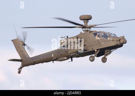 Boeing a construit un hélicoptère d'attaque Apache AH-64E à l'atterrissage à l'aérodrome de Wattisham. Banque D'Images