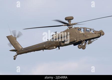 Boeing a construit un hélicoptère d'attaque Apache AH-64E à l'atterrissage à l'aérodrome de Wattisham. Banque D'Images