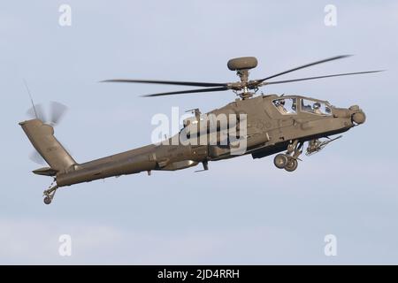 Boeing a construit un hélicoptère d'attaque Apache AH-64E à l'atterrissage à l'aérodrome de Wattisham. Banque D'Images