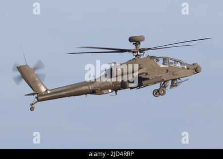 Boeing a construit un hélicoptère d'attaque Apache AH-64E à l'atterrissage à l'aérodrome de Wattisham. Banque D'Images