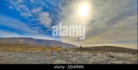 Chaîne de montagnes sur un plateau avec de beaux nuages comme arrière-plan. Jebel Sharms, la plus haute montagne d'Oman. Banque D'Images