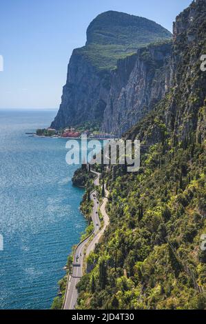 Côté ouest du lac de Garde. Strada della Forra, Tremosine, Limone sul Garda, Lac de Garde, province de Brescia, Lombardie, Italie. Banque D'Images