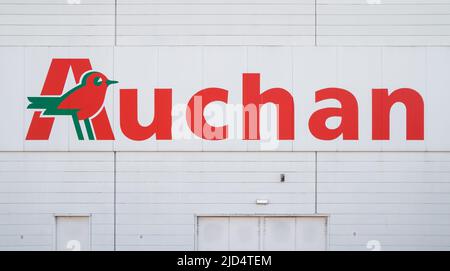 Logo Auchan du supermarché français. Centre commercial, signe de l'emblème de l'hypermarché à Cracovie, Pologne. Banque D'Images