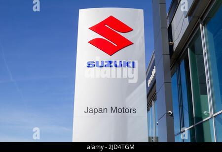 Concessionnaire Suzuki Japan Motors. Salon automobile japonais avec logo de la société. Enseigne pylône, logo de la marque de l'entreprise. Banque D'Images