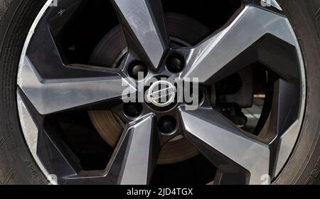 Jante en alliage de voiture Nissan avec logo. Logo logo sur les jantes automobiles japonaises à Cracovie, en Pologne. Banque D'Images