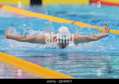 Budapest. 18th juin 2022. Zhang Yufei, de Chine, participe à la compétition de papillons féminin de 100m aux Championnats du monde de la FINA 19th à Budapest, en Hongrie, sur 18 juin 2022. Credit: Attila Volgyi/Xinhua/Alay Live News Banque D'Images