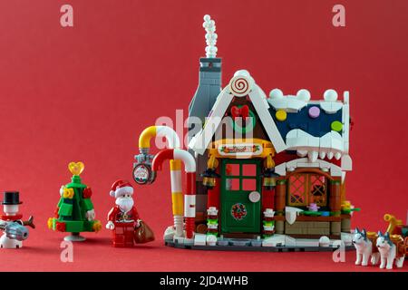 Jouet du nouvel an. Maison d'hiver du Père Noël. Détails de la brique du constructeur LEGO. Histoire de Noël et mini-figurines. Contexte du concept d'artisanat pour enfants. Kiev, Ukraine - 23 février 2022 Banque D'Images