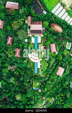 Hébergement de luxe en haut en bas à munduk bali avec piscines à débordement bleues et verdure Banque D'Images