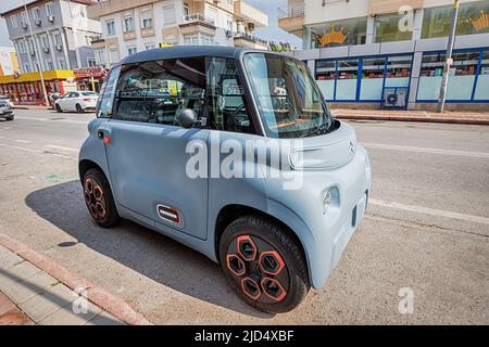 19 Mai 2022, Antalya, Turquie: Citroen ami mini voiture électrique garée dans la rue de la ville. Transport écologique moderne, minuscule et drôle Banque D'Images