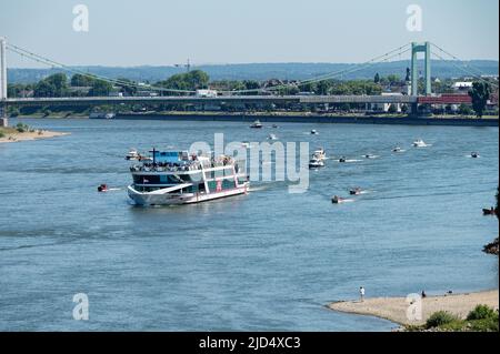 Cologne, Allemagne 16 juin 2022: Procession traditionnelle de Corpus Christi par des bateaux à cologne muelheim Banque D'Images