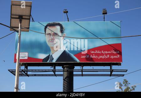 Jdita, Syrie. 17th juin 2022. Un portrait du président syrien Bachar el-Assad au point de contrôle de passage de Jdeidat Yabous avec la frontière libanaise, Jdita, Syrie, 17 juin 2022 (photo d'Elisa Gestri /Sipa USA) Credit: SIPA USA/Alay Live News Banque D'Images