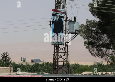 Syrie, Syrie. 17th juin 2022. Un portrait du président syrien Bachar le long de l'autoroute vers Damas, Syrie, 17 juin 2022 (photo d'Elisa Gestri /Sipa USA) crédit: SIPA USA/Alay Live News Banque D'Images