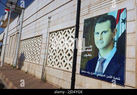 Jdita, Syrie. 17th juin 2022. Un portrait du président syrien Bachar el-Assad au point de contrôle de passage de Jdeidat Yabous avec la frontière libanaise, Jdita, Syrie, 17 juin 2022 (photo d'Elisa Gestri /Sipa USA) Credit: SIPA USA/Alay Live News Banque D'Images