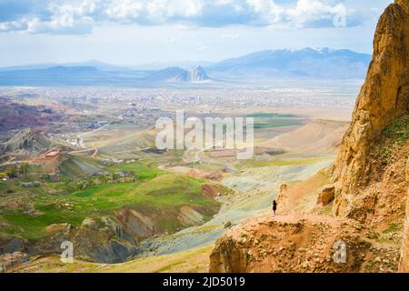 La femme voyageur seule regarde la spectaculaire vallée. Exploration solo en Turquie. Destination de voyage cinématographique Cappadoce 2020. Banque D'Images