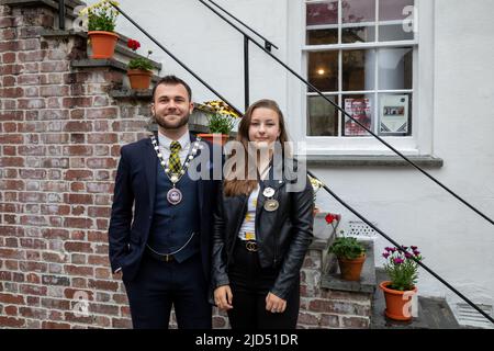 Redruth, Cornwall, Royaume-Uni. 18th juin 2022, Murdoch Day a eu lieu à Redruth aujourd'hui, alors que la ville célébrait William Murdoch, le talentueux ingénieur minier et inventeur qui vivait à Redruth et sa maison a été le premier au Royaume-Uni à être éclairé par l'éclairage au gaz en 1792. Il a également construit une « voiture » à vapeur qu'il a testée sur les routes de la ville. Ils ont eu un défilé pour enfants, des stands, des moteurs de traction à vapeur et des artistes de rue aussi.Credit: Keith Larby/Alay Live News Banque D'Images