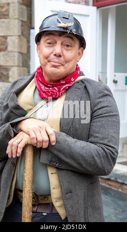 Redruth, Cornwall, Royaume-Uni. 18th juin 2022, Murdoch Day a eu lieu à Redruth aujourd'hui, alors que la ville célébrait William Murdoch, le talentueux ingénieur minier et inventeur qui vivait à Redruth et sa maison a été le premier au Royaume-Uni à être éclairé par l'éclairage au gaz en 1792. Il a également construit une « voiture » à vapeur qu'il a testée sur les routes de la ville. Ils ont eu un défilé pour enfants, des stands, des moteurs de traction à vapeur et des artistes de rue aussi.Credit: Keith Larby/Alay Live News Banque D'Images