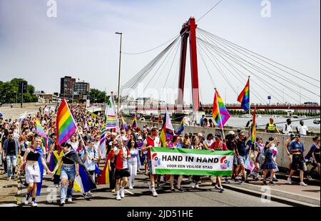 Rotterdam, pays-Bas. 18th juin 2022. 2022-06-18 13:07:15 ROTTERDAM - la Marche de la fierté se déplace traditionnellement à travers la ville pendant le samedi rose. L'événement de cette année se tiendra à Rotterdam avec une marche, un marché de l'information et des performances qui reflètent l'émancipation de la communauté LGBTQ+. ANP ROBIN UTRECHT pays-bas Out - belgique Out crédit: ANP/Alay Live News Banque D'Images