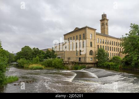 Salts Mill on the River aire, une ancienne usine de textile, aujourd'hui une galerie d'art, un centre commercial et un complexe de restaurants à Saltaire, Bradford, West Yorkshire, Royaume-Uni Banque D'Images