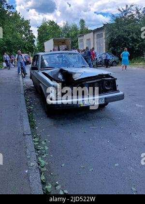 06/17/2022 Ukraine, Kharkiv, la guerre de la Russie contre l'Ukraine. Voiture détruite et brûlée. Arrêter la guerre, prions pour l'Ukraine. Banque D'Images