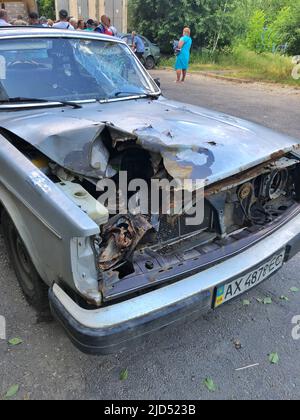 06/17/2022 Ukraine, Kharkiv, la guerre de la Russie contre l'Ukraine. Voiture détruite et brûlée. Arrêter la guerre, prions pour l'Ukraine. Banque D'Images