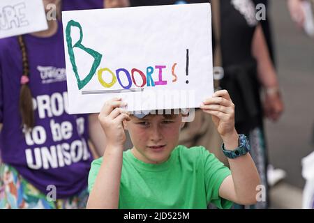 Les membres de l'unison et les membres du public participent à une manifestation nationale de TUC dans le centre de Londres pour exiger une action sur le coût de la vie, un nouveau marché pour les travailleurs et une augmentation de salaire pour tous les travailleurs. Date de la photo: Samedi 18 juin 2022. Banque D'Images