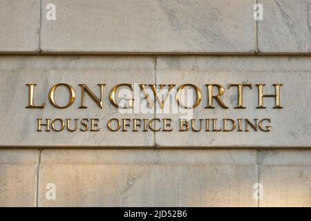 Bâtiment de bureaux de Longworth House à Washington, D.C., États-Unis. Immeuble de bureaux utilisé par la Chambre des représentants des États-Unis. Panneau sur la façade. Banque D'Images