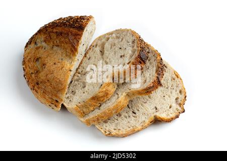 vue de dessus de pain frais tranché maison avec croûte dorée croustillante isolée sur fond blanc, pain bio avec tournesol et graines de lin gros plan Banque D'Images