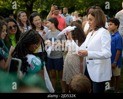 Washington DC, États-Unis. 18th juin 2022. Le vice-président des États-Unis, Kamala Harris, interagit avec les enfants au cours d'activités pratiques DE STIM sur le terrain de la résidence du vice-président à l'Observatoire naval, vendredi, 17 juin 2022, à Washington. Le vice-président et le deuxième homme ont organisé une soirée d’activités STEM de la NASA à l’Observatoire naval à l’intention des familles militaires, des étudiants LOCAUX ET de leurs familles, y compris une projection spéciale de l’année lumière de Disney Pixar. Photo par Bill Ingalls / NASA via CNP/ABACAPRESS.COM crédit: Abaca Press/Alay Live News Banque D'Images