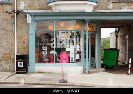 Magasins de détail (The Waffle Factory) à Meneage Street, Helston, Cornwall, Angleterre Banque D'Images