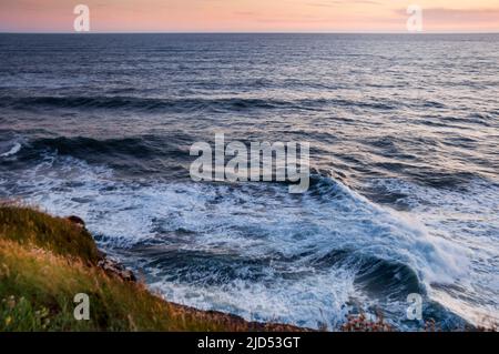 Doolin Cliff promenade le long de l'Atlantique à Doolin, Irlande. Banque D'Images