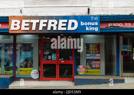 Points de vente au détail (Betfred) à Meneage Street, Helston, Cornwall, Angleterre Banque D'Images