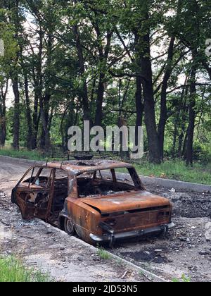 06/17/2022 Ukraine, Kharkiv, la guerre de la Russie contre l'Ukraine. Voiture détruite et brûlée. Arrêter la guerre, prions pour l'Ukraine. Banque D'Images