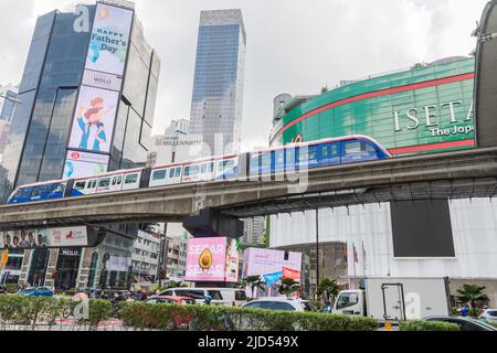 Kuala Lumpur, Malaisie - 10 juin,2022 : monorail KL arrivant à la station Bukit Bintang qui se trouve juste en face du centre commercial Lot 10 Kuala Lumpur. Banque D'Images