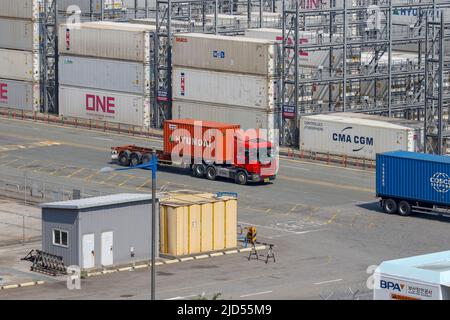 10 juin 2020-Busan, Corée du Sud- Une vue d'ensemble du nouveau port à conteneurs à Busan, Corée du Sud.l'économie de la Corée du Sud devrait se contracter de 1,2 pour cent cette année, alors que la pandémie du coronavirus et les mesures de confinement ont ravagé le commerce et la consommation mondiaux, a déclaré l'Organisation de coopération et de développement économiques (OCDE) mercredi. La prévision actualisée, qui serait la plus forte contraction depuis la crise financière asiatique de 1998, a marqué une baisse marquée par rapport aux prévisions de l'OCDE de mars d'expansion de 2 pour cent. Les dernières prévisions de l'OCDE sont plus sombres qu'une prévision de la Banque de Corée (BOK), qui f Banque D'Images