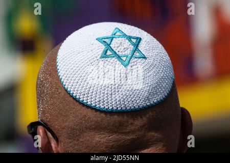 Kassel, Allemagne. 18th juin 2022. Un participant avec un kippa se tient devant le rururuhaus lors d'une manifestation contre les tendances antisémites de documenta quinze. L'exposition d'art se déroule de 18,06. À 25.09.2022. Credit: Swen Pförtner/dpa/Alay Live News Banque D'Images