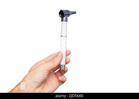 Un otoscope isolé sur blanc - est un dispositif pour l'examen de l'oreille auditive ou du canal nasal. Instruments et équipements médicaux Ent Banque D'Images